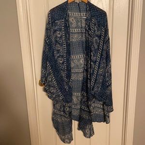 Amuse Society wrap, gorgeous blue and white drap size M/L